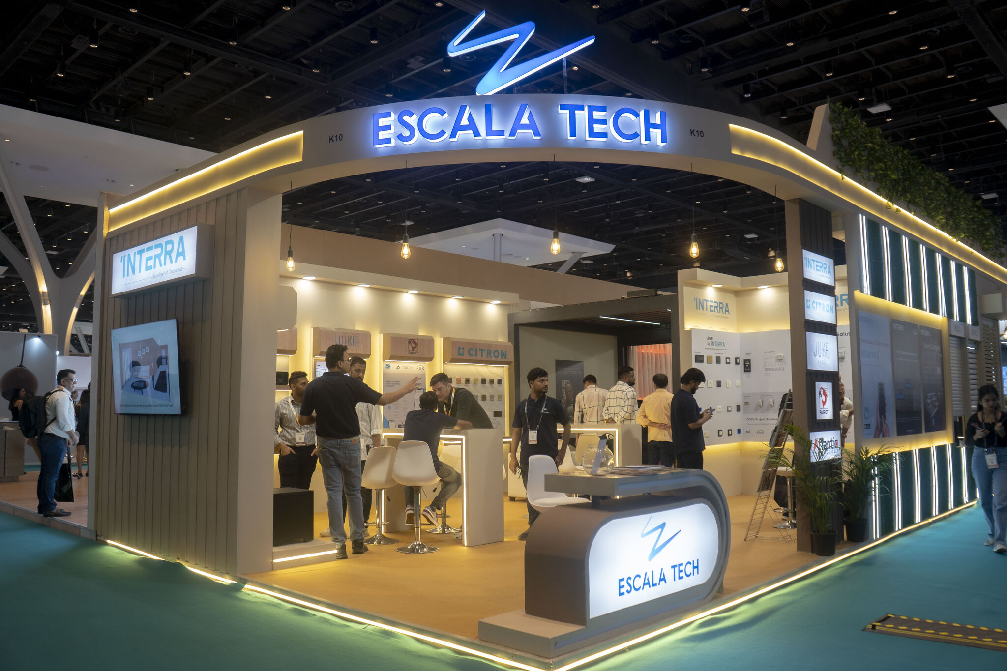 The Escala Tech Stand
